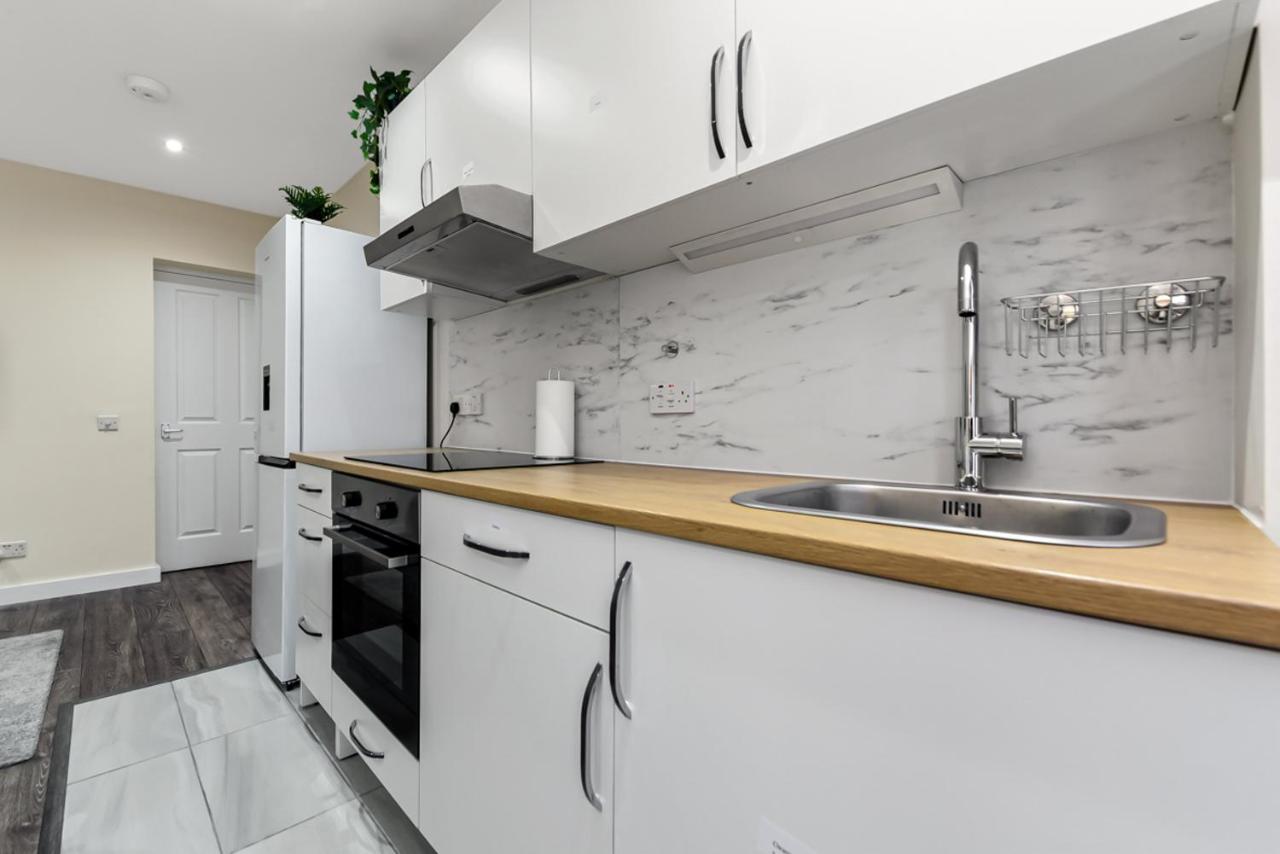 Family Friendly, Zone 2, 2 Beds, Overground Лондон Экстерьер фото